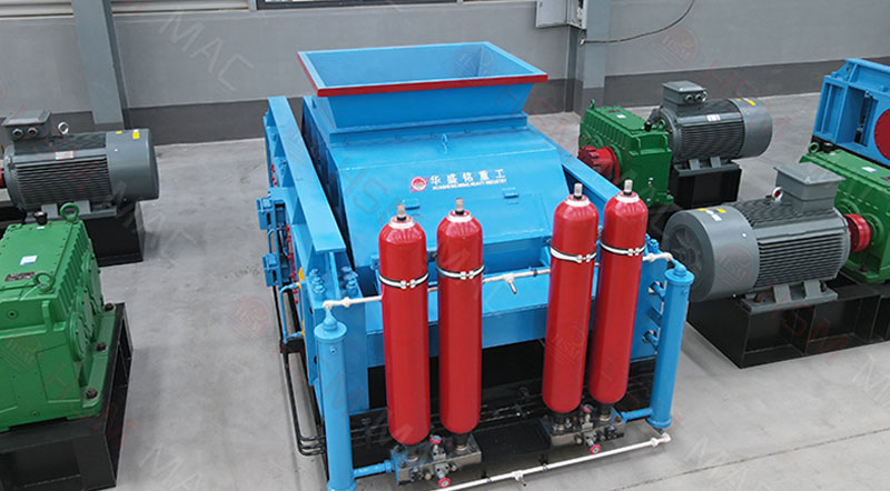 四川眉山1080液壓對(duì)輥制砂機(jī)米石回料制砂現(xiàn)場(chǎng)