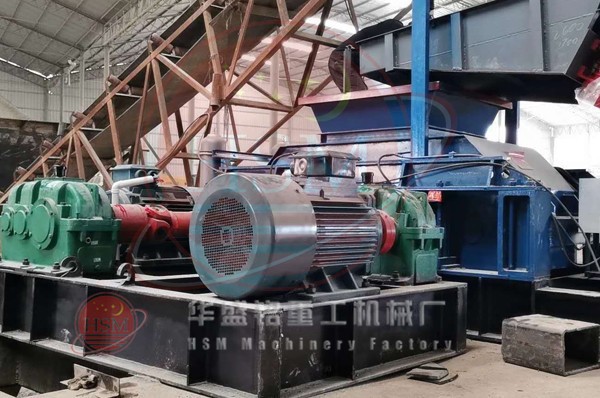 大型液壓對輥制砂機(jī)西華安裝現(xiàn)場 